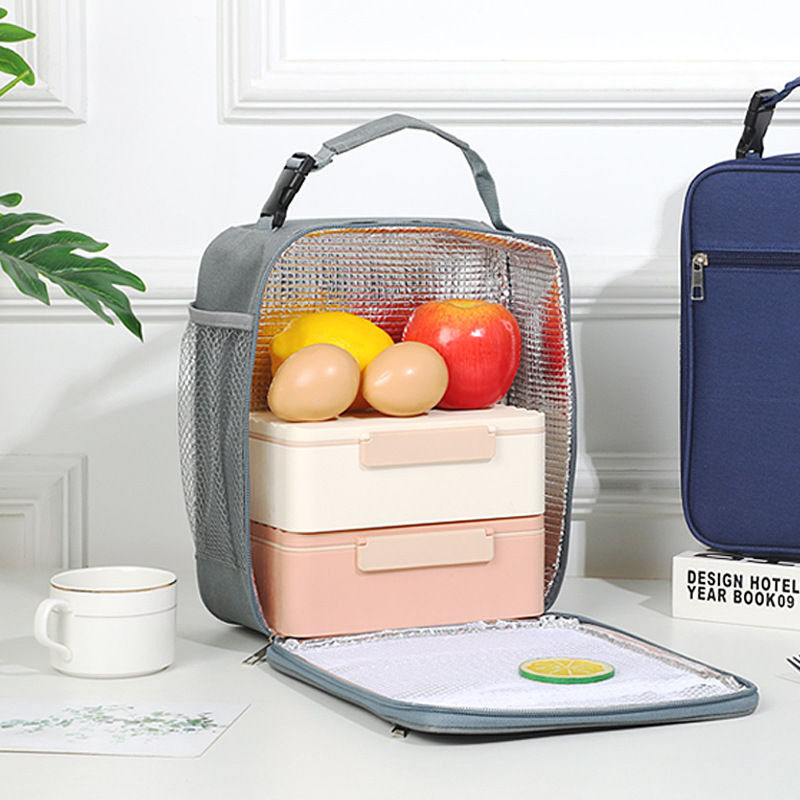 新商品の保温袋携帯型の鮮度保持アイスパックは学生が外出して食事をします。|undefined