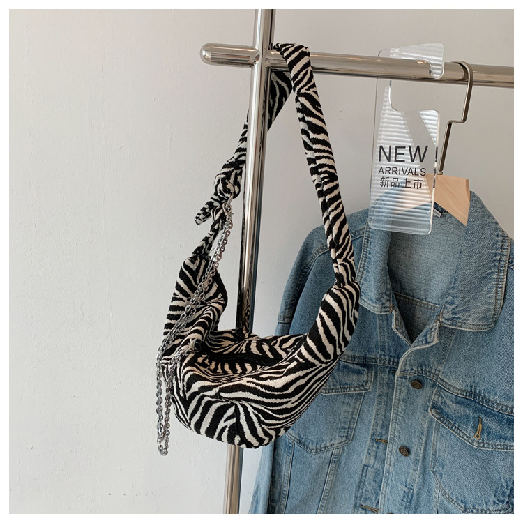 Zebra Print Leopard Print Canvas 2021 New Fashion Dumpling All-match Large-capacity Shoulder Bag display picture 5