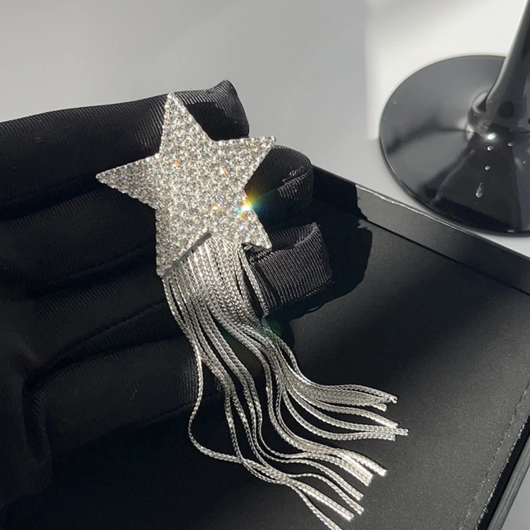 Elegante spilla con nappe da donna, accessorio chic per giacche_voghion.com