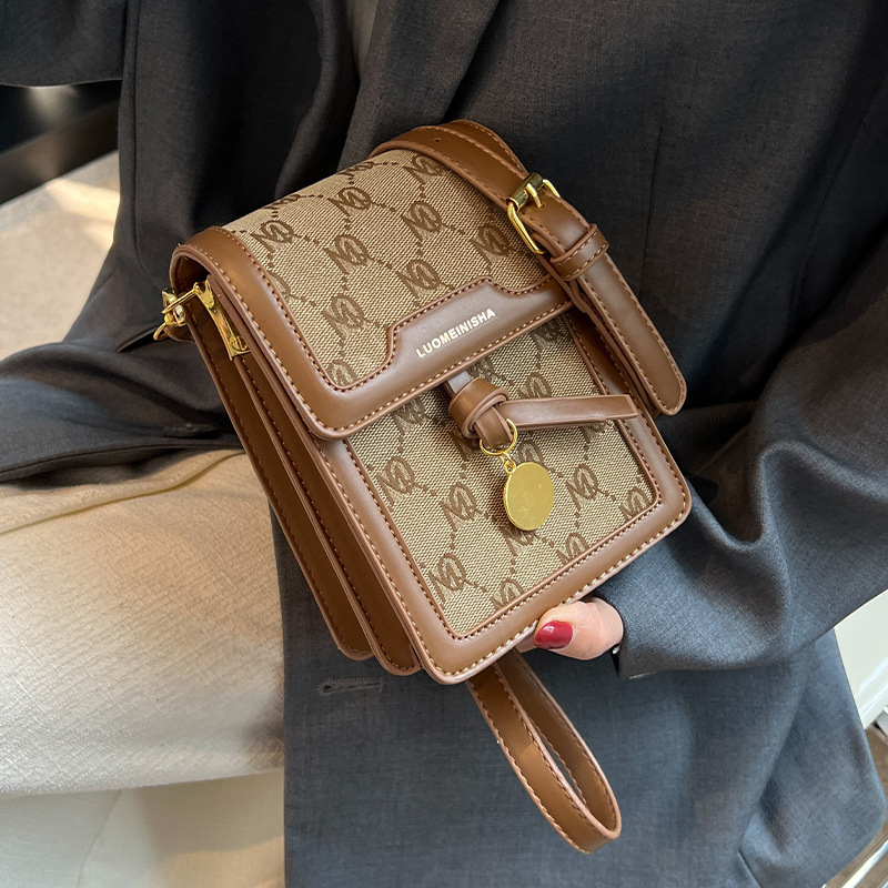 Los bolsos de mujer son populares este año, bolsos pequeños para mujer, nuevos bolsos retro de estilo francés para otoño e invierno, bolsos para teléfono móvil, mini bolsos cuadrados, bolsos cruzados.