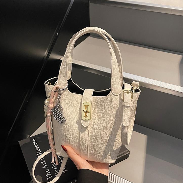 Este año, la popularidad de la bolsa de cubo para mujeres de alta calidad, el nuevo tipo 2025 de moda universal, bolso de transporte, bolso de moda extranjero