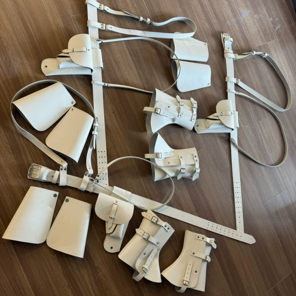 Белые кожаные нарукавники для левой и правой ноги, нарукавники для локтей, парадный пояс для церемоний, белая кожаная тренировочная кобура для пистолета.