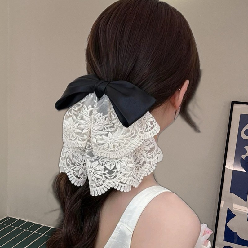 Black crab pin with bow