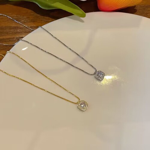 Simple, cold and high-end necklace for women's new niche design, rhinestones pendant, clavicle chain