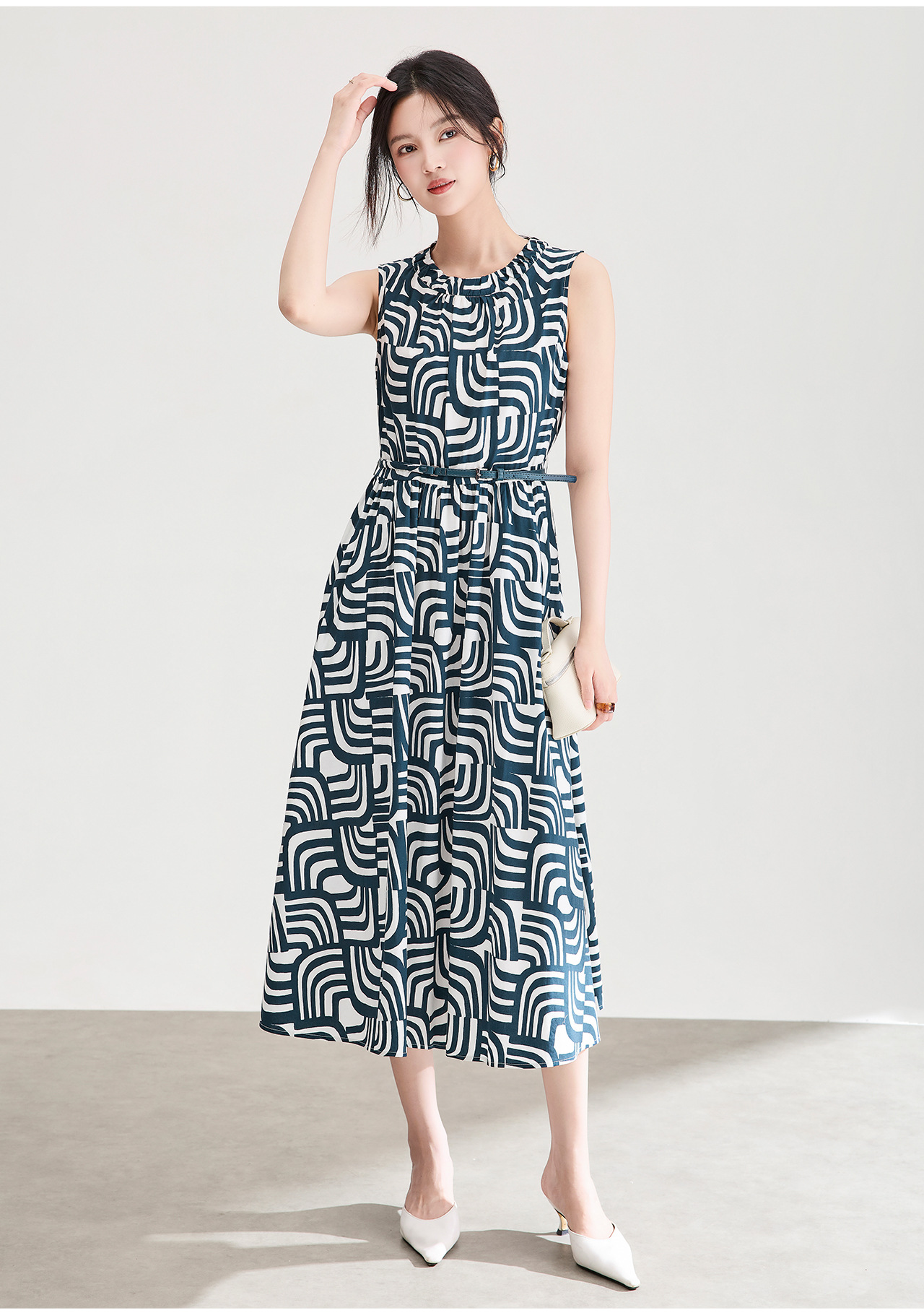 Đầm cotton in họa tiết hình học kẻ ô thắt eo không tay — In hình học chi tiết 4