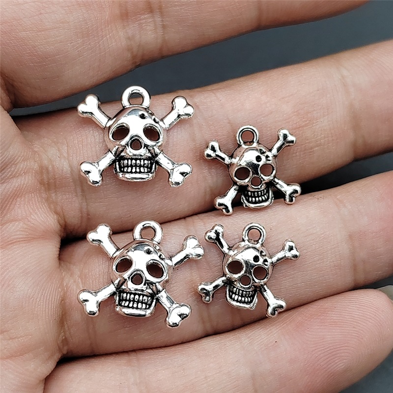 100 PCS/Package Quantity Zinc alloy Material 100 PCS/Package Zinc Alloy Skull Pendant
