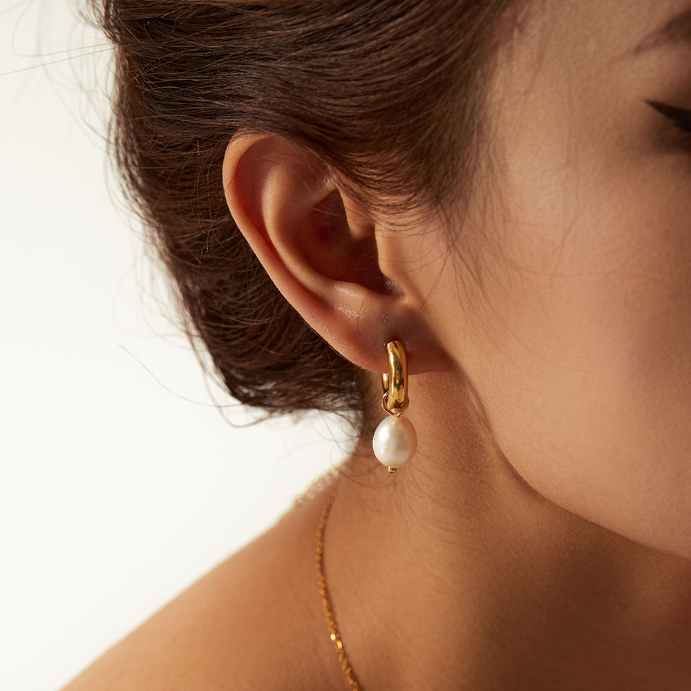 Moda europea y americana simple estilo ins 18K oro pendientes de acero inoxidable natural perla colgante pendientes de las mujeres image 4