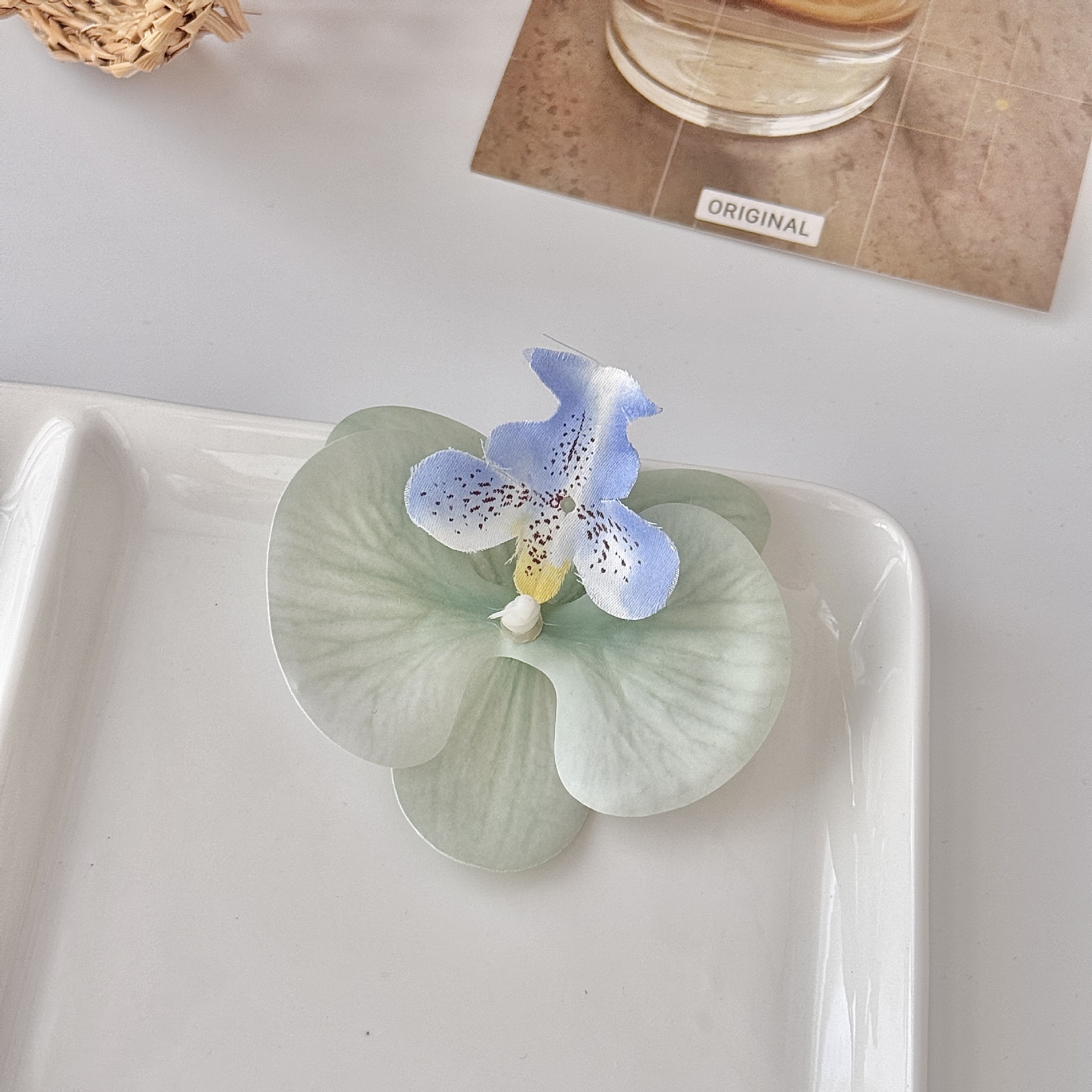 Simulación cabeza de flor de Phalaenopsis película impresa en 3D acompañante de boda caja de dulces de boda tocado de una sola flor de horquilla flor falsa