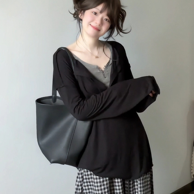 Plus-Size Korean-Style Color-Blocked Faux Two-Piece Long-Sleeve T-Shirt for Women, Autumn Casual Style, Slimming V-Neck Base Shirt Top Plus-Size Korean-Style Color-Blocked Faux Two-Piece Long-Sleeve T-Shirt for Women, Autumn Casual Style, Slimming V-Neck Base Shirt Top