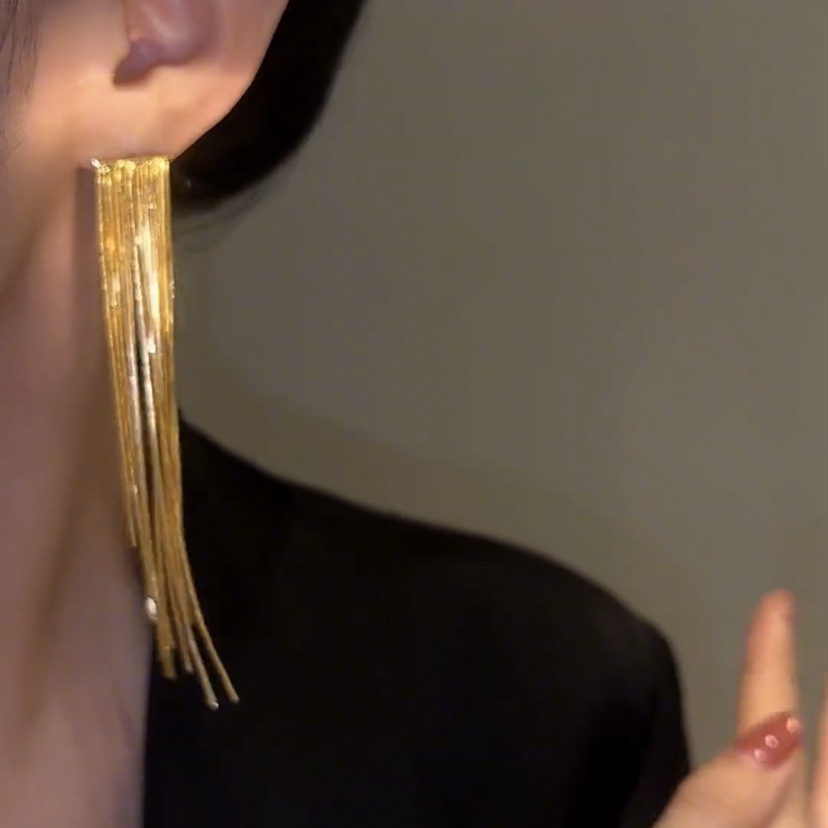 Pendientes de borla largos de alta gama pendientes de cadena de adelgazamiento dulce fresco elegante de las mujeres pendientes de lujo de luz de oro real