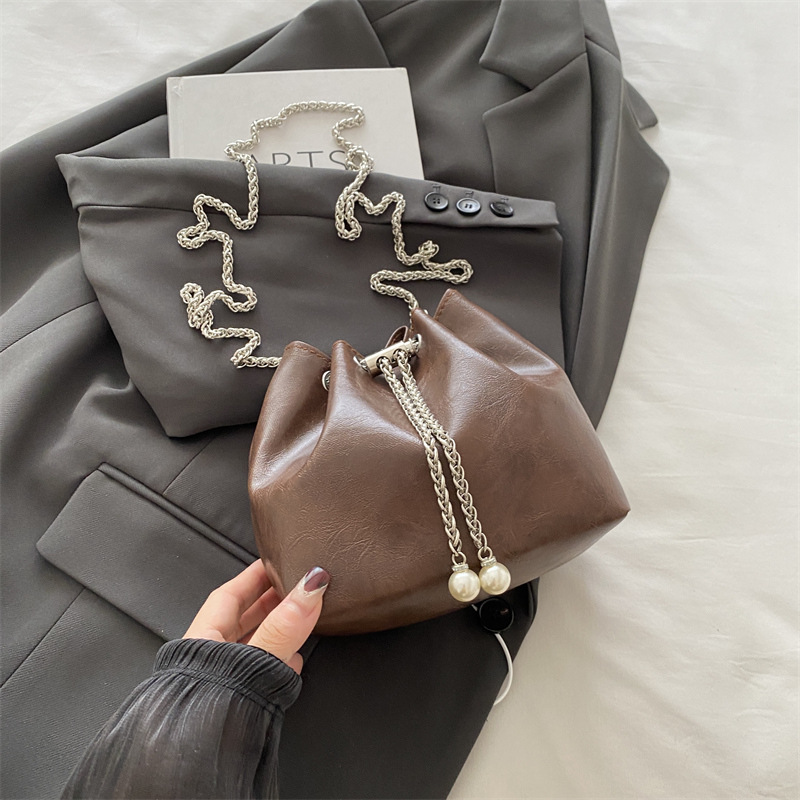 Bolso de balde popular de este año para mujeres 2024, nuevo bolso de cadena de diamante de moda, bolso de alta calidad, textura versátil, mochila pequeña.