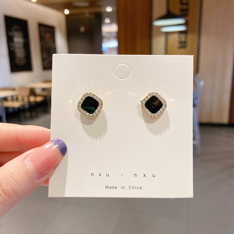 Luz de lujo de alto nivel nicho de diseño femenino sensación de aretes de bordilla temperamento perla asimetría joyería perla al por mayor