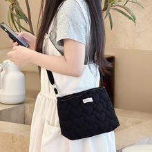 韩版简约轻便爱心斜挎包托特包2025新款时尚百搭单肩包夏季帆布包