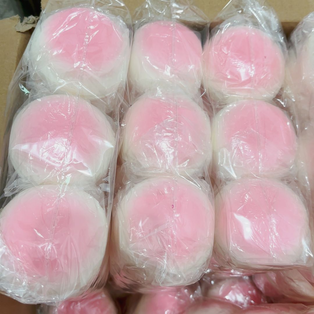 느린 반동을 가진 분홍색 빵 1개