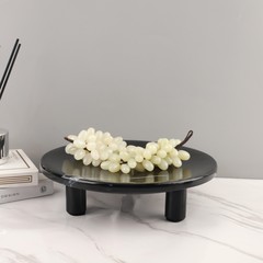現代のシンプルさは大理石の樹脂の三脚の果物のトレーのテーブルの上に飾られています。