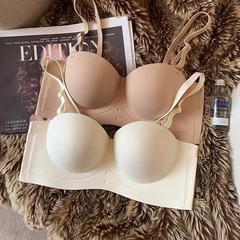 半杯の下着の女性は跡がなくて、胸が集まっています。