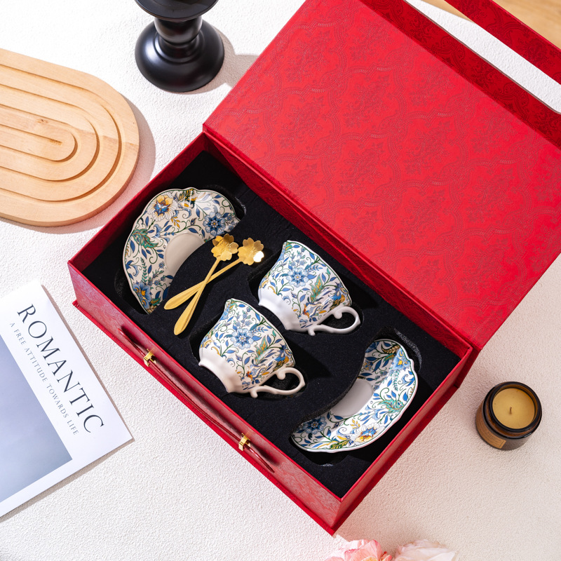 Tazas y platos azules y blancos, 2 tazas y 2 cajas de regalo (caja roja)