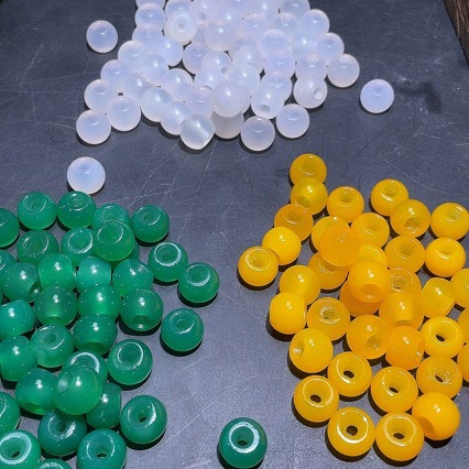 Природные зеленые желтые и белые счеты