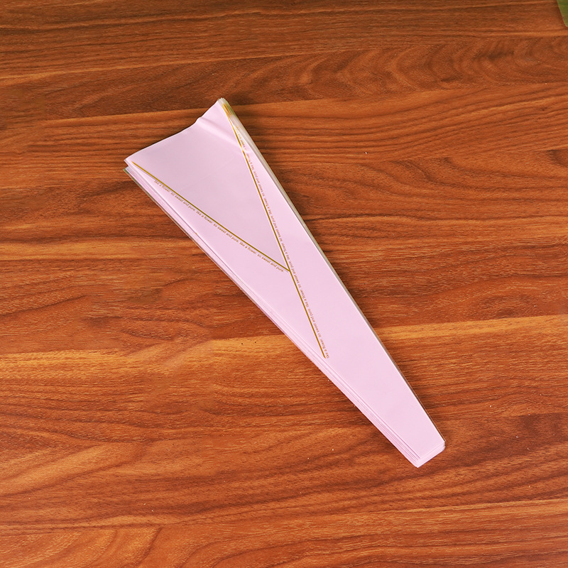 Bolsa de ramo de rosas con hilo dorado mate, bolsa transparente impermeable OPP, suministros para floristería, para el Día de San Valentín chino, con diseño de triángulo dorado y flor individual.