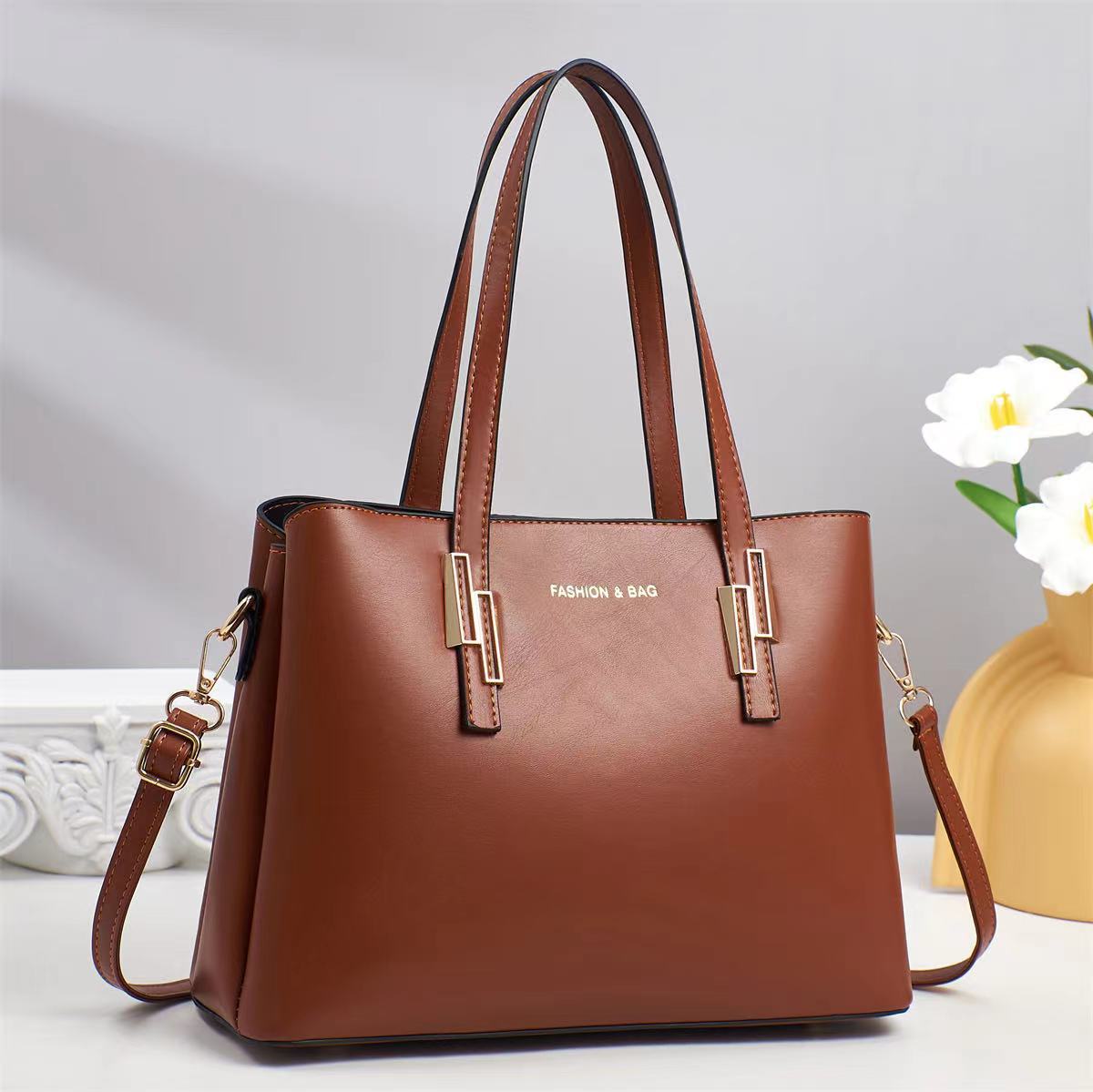 2025 nuevo bolso de mensajero de diseño de nicho bolso de mujer simple de un solo hombro de alta gama estilo de moda clásico