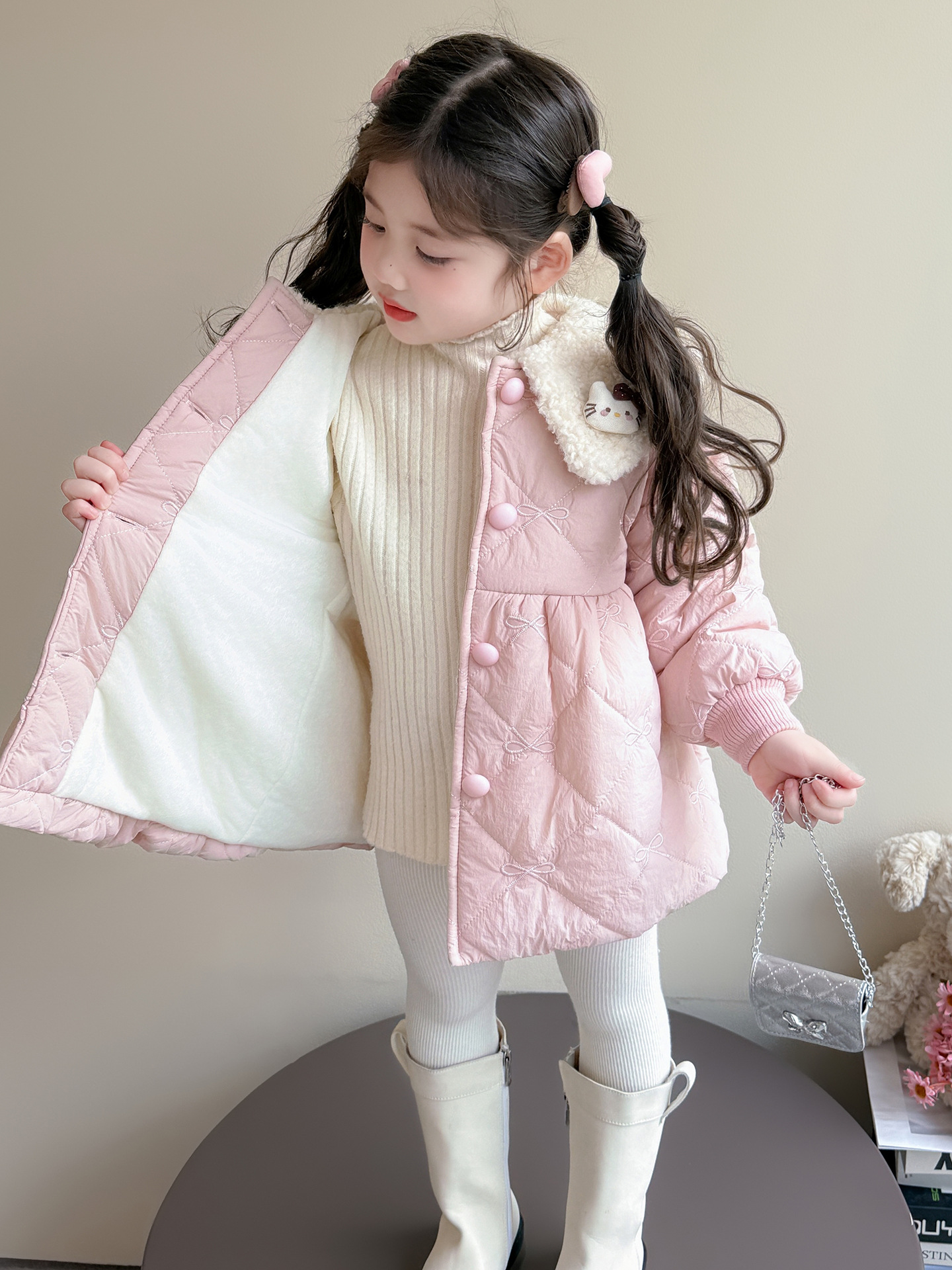 Niña invierno de ropa de algodón 2025 nuevo estilo extranjero niños bordados ropa de algodón de arco de invierno chaqueta de algodón caliente bebé femenino