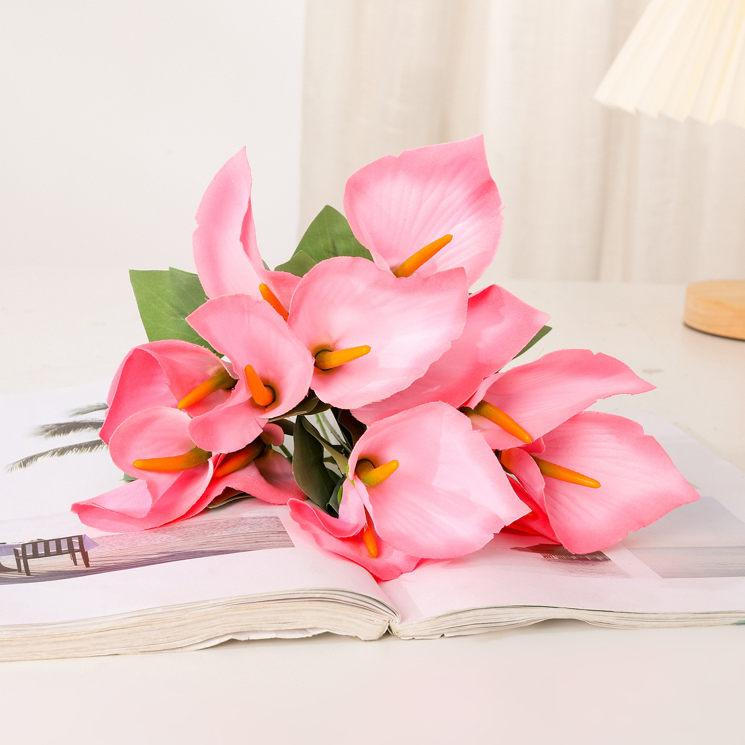 Ramo de calas artificiales de tallos múltiples Flores de seda Arreglos florales artificiales Flores decorativas para el salón de casa Accesorios para fotografía