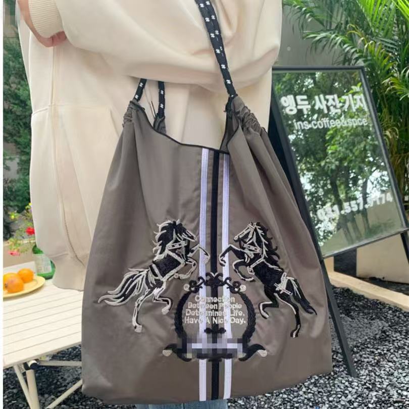 厳選されたネットセレブと同じスタイルの馬刺繍ボールチェーン環境に優しいバッグショッピングバッグ刺繍ショルダーバッグ