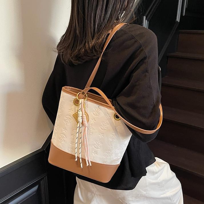 Bolsa de cubo de moda coreana para mujeres 2025, nuevo diseño universal de nicho para viajar bolso de hombro de moda bolso de mujer casual