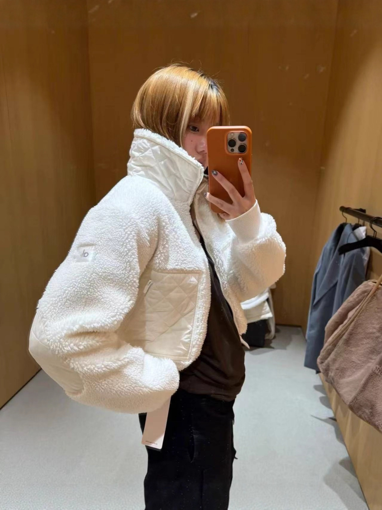 Demi-season short jacket for leisure with zipper