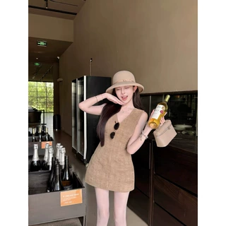 设计感纯欲无袖收腰连衣裙女夏季小个子绝美赫本风V领沙滩短裙子