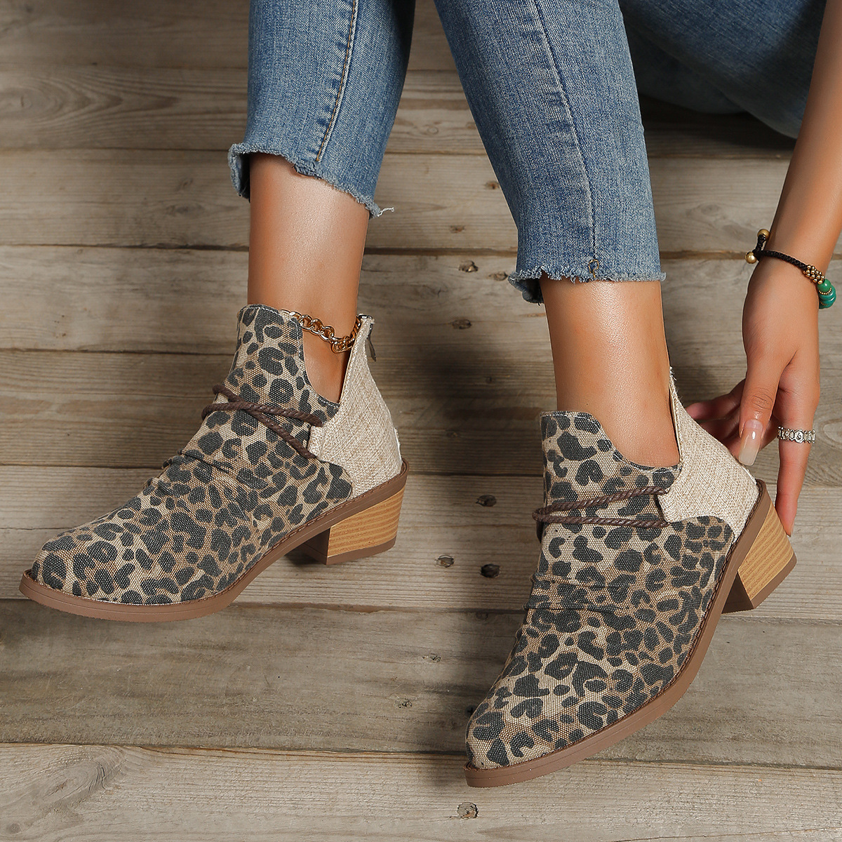 Damenschuhe 2024 Herbst und Winter neue spitze Zehenpartie mit quadratischem Absatz und Leopardenmuster, modische kurze Stiefel für Damen in großen Größen_voghion.com