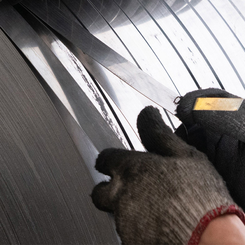 Suministro directo de fábrica, cinta de acero para embalaje de láminas de hierro, cinta de embalaje azul horneado de 32mm, cinta de embalaje de placa de muebles, gran cantidad de stock al por mayor