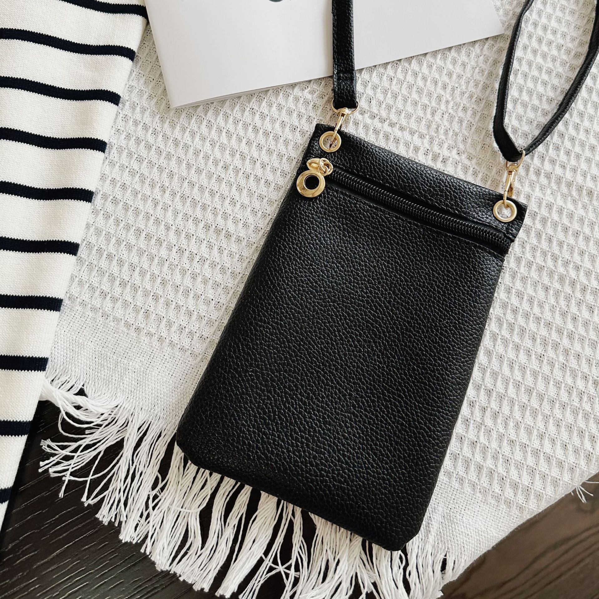 Sınır ötesi sıcak satış 2024 sonbahar ve kış yeni hakiki deri kadın çantası mini crossbody çanta basit küçük kare çanta yumuşak inek derisi cep telefonu çantası