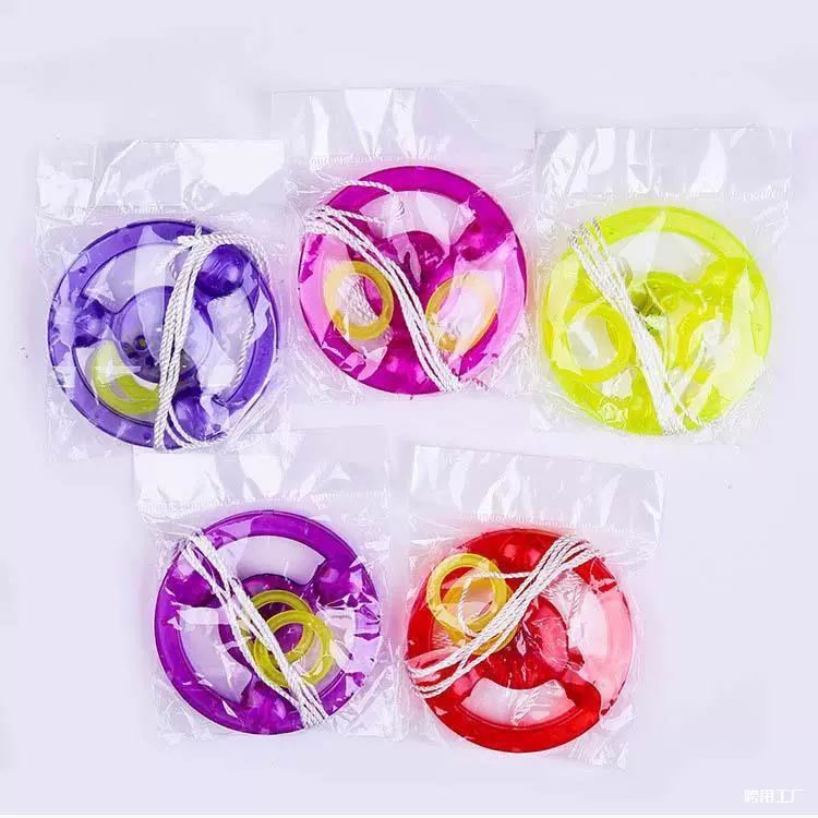 Оптовые детские игрушки: светящиеся свистки на шнурке и мигающие маховики для ночных рынков.