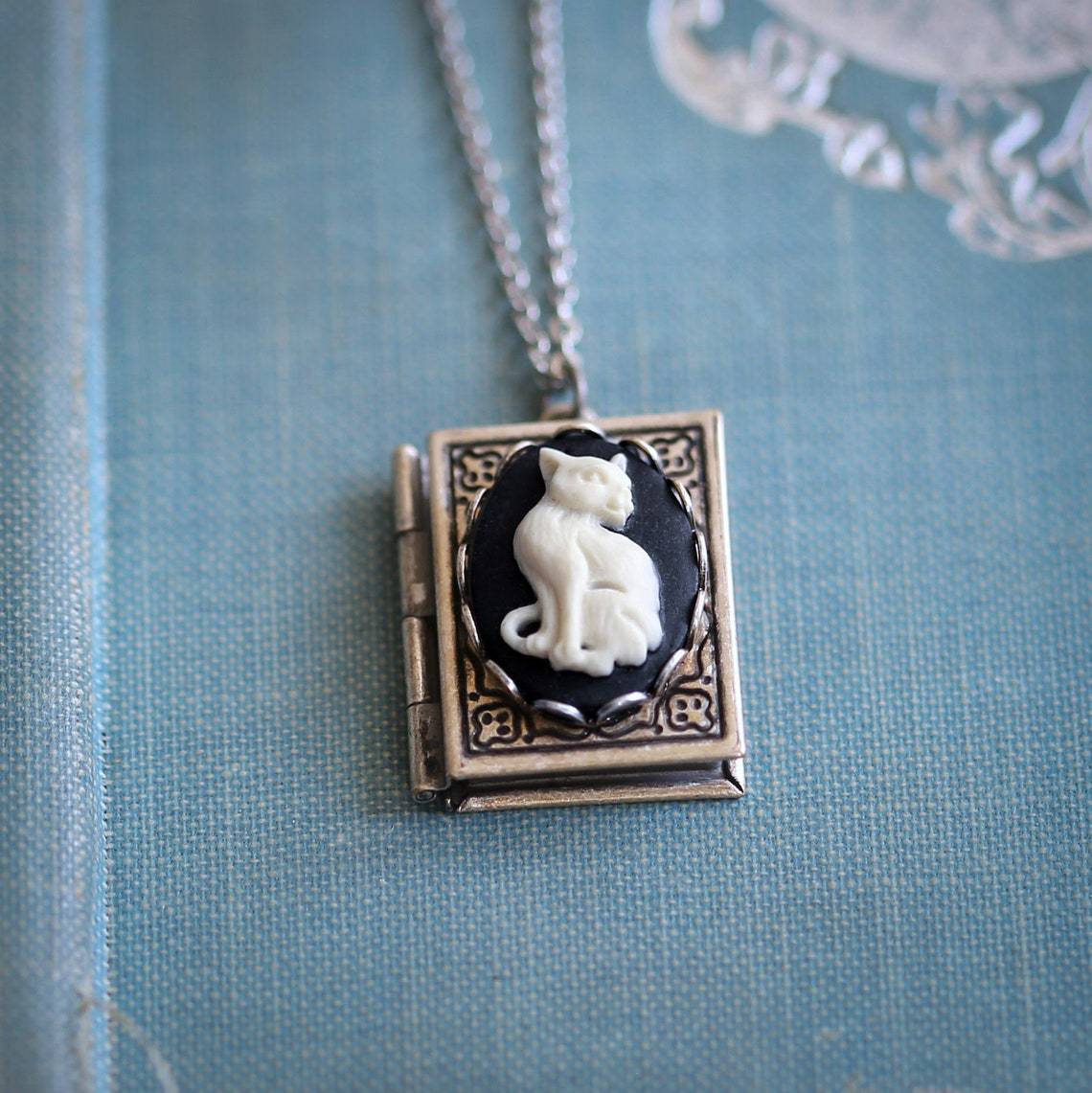 1 Piece Quantity Daily Occasion Copper Material Retro Book Cat Copper Plating Pendant Necklace