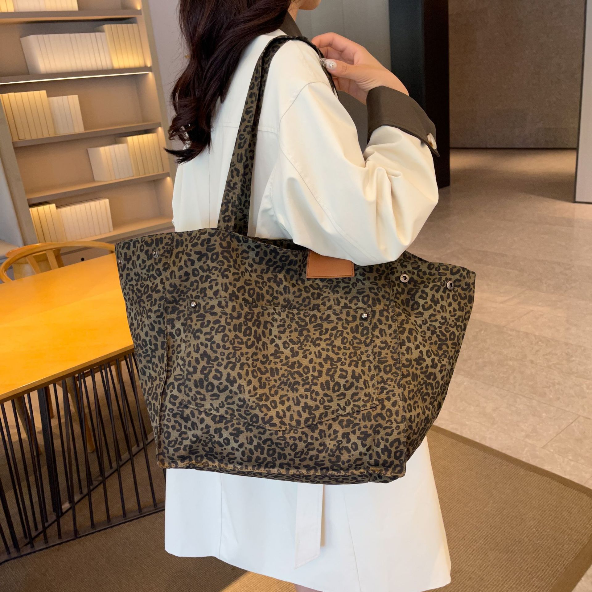 Bolso de gran capacidad yangqi bolso de cercanías de cara suave bolso especial 2024 leopardo nuevo bolso de mujer popular bolso de hombro otoño e invierno