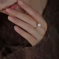 Серебряное кольцо по всей поверхности, двухцветные круглые бусины из золота и серебра диаметром 6–7 мм, натуральный высококачественный пресноводный жемчуг с половиной отверстия.