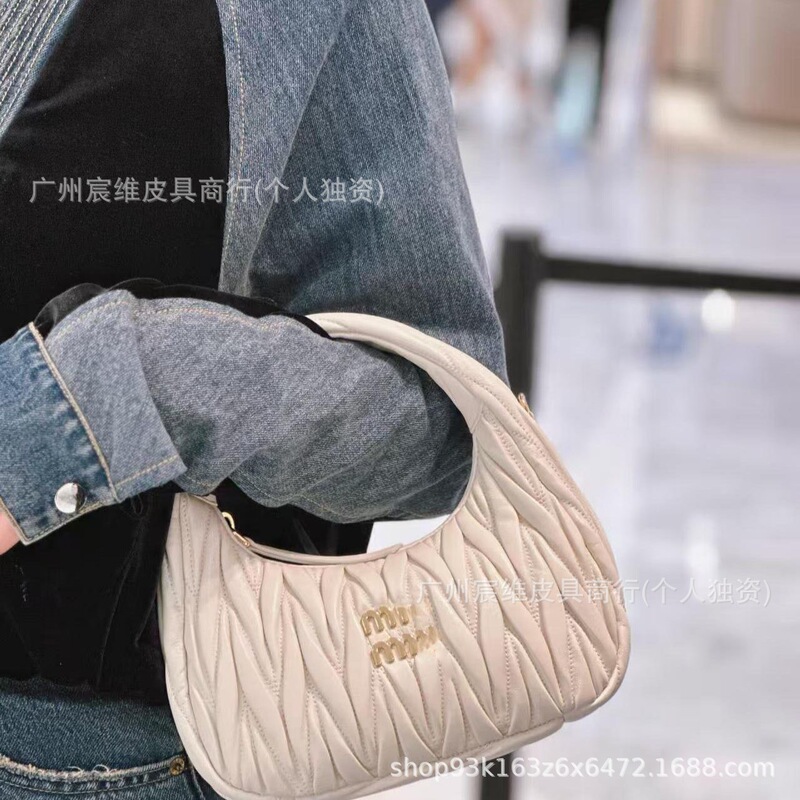 Miu-Style Pleated Hopo Cloud Crossbody Lambskin Handbag with a High-End Fashion Feel, Suitable as a Shoulder Bag