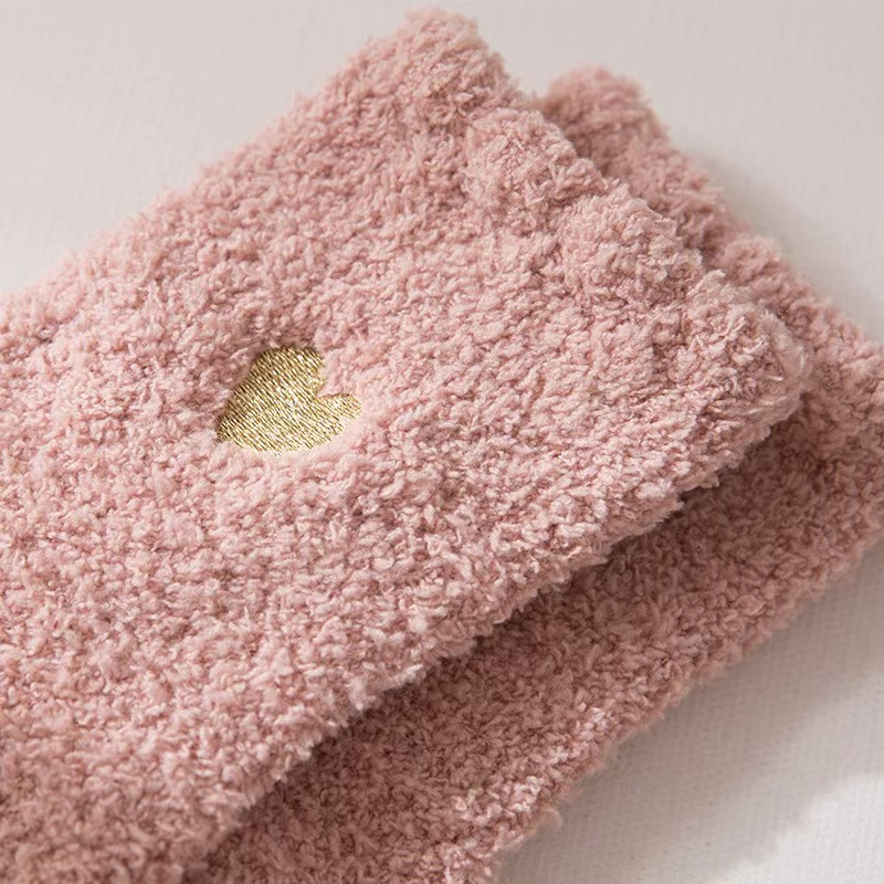 Calcetines hasta la pantorrilla con bordado de corazón en hilo dorado que no se desprende, calcetines cálidos para estar en casa, calcetines de invierno para dormir para mujer, calcetines de felpa coral de fábrica.