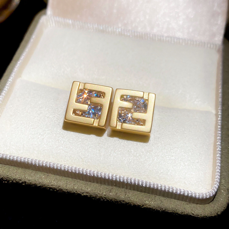 Pendientes de perlas asimétricas con cuernos de diamantes súper parpadeantes de plata Pendientes de nicho de viento frío femenino Pendientes de lujo ligero de alta calidad