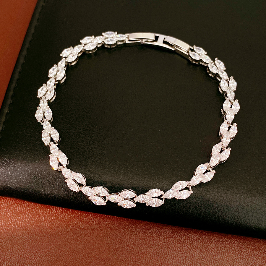Collar de perlas de piedra de diamante ligero de lujo nicho de alta calidad cadena de collar temperamento de moda universal conjunto de joyería