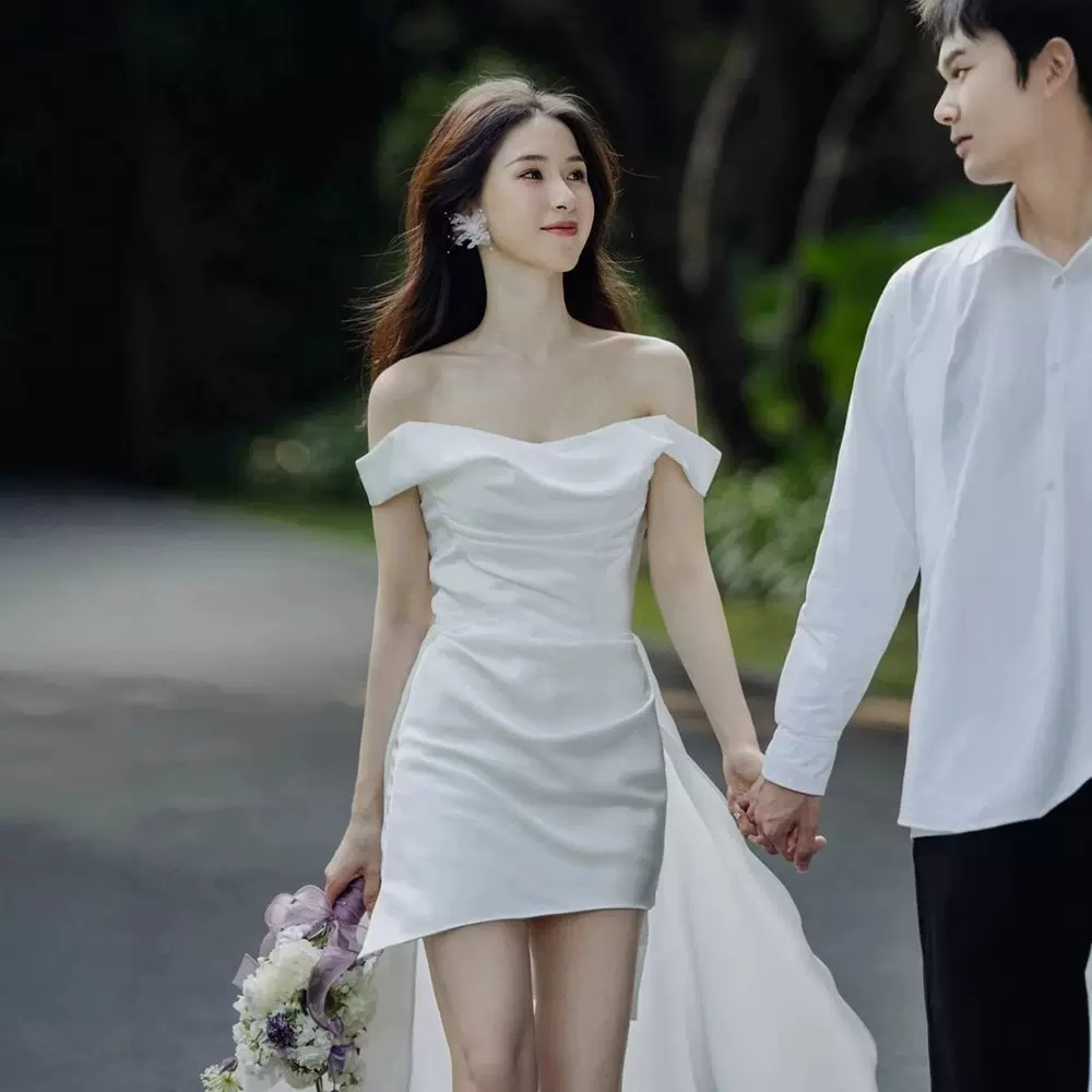 气质优雅一字肩轻婚纱礼服短款情侣写真订婚礼服白色简约拖尾纱裙