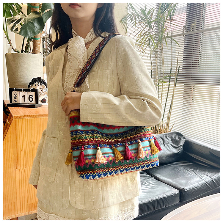 Large-capacity tote bag 2025 Summer new style trendy, simple and casual women's single-shoulder bag, artistic Chinese-style tassel bag undefined