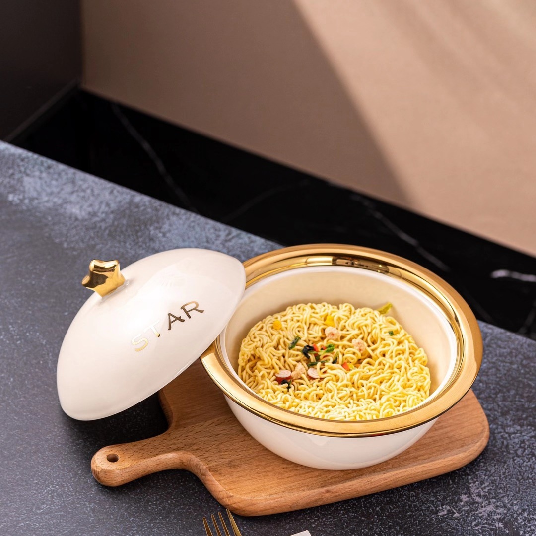 Cuenco de tallarines instantáneo de lujo ligero de aspecto alto simple creativo con tapa tazón de ensalada de forma de planeta dorado de cerámica con tazón de sopa de regalo de mano