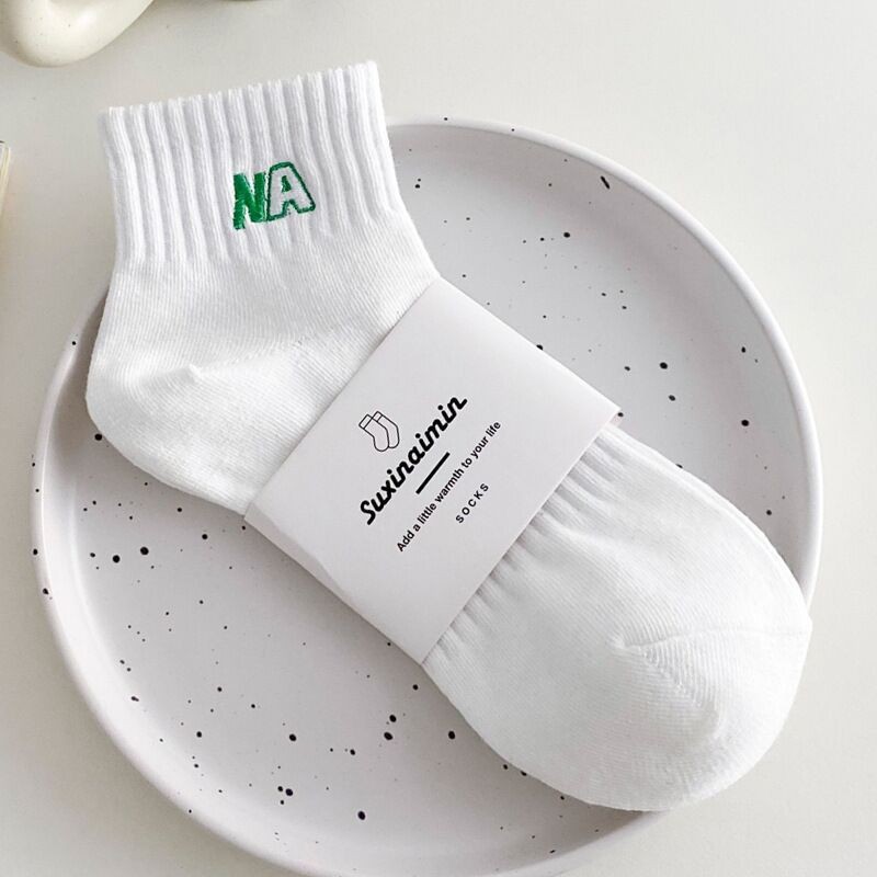 Calcetines bordados de algodón negro y blanco sólido NA letras verdes calcetines de barco de primavera y verano de calcetines para mujeres en la moda