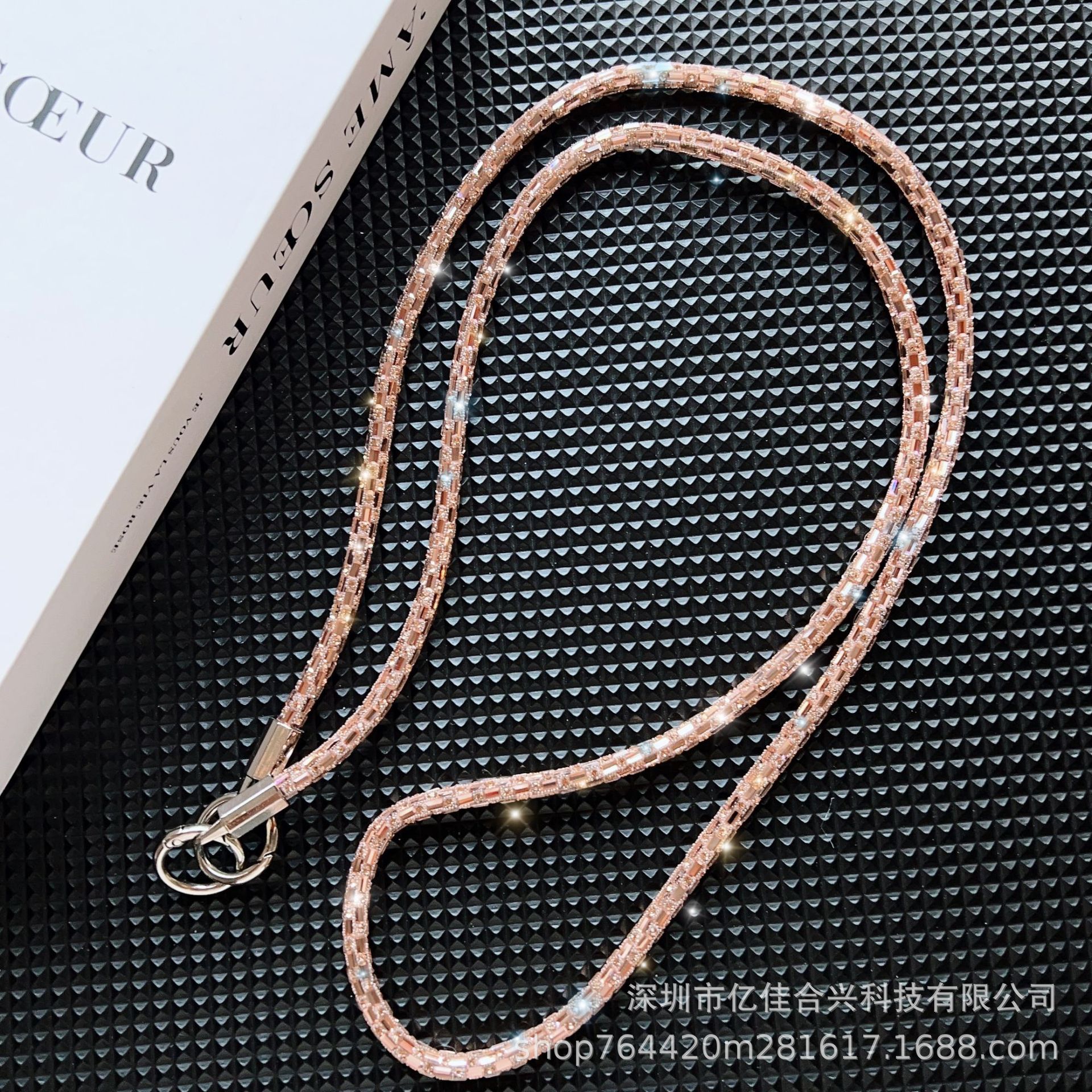 El cristal cuadrado se puede colgar en la parte posterior del cordón del teléfono móvil, la cadena de mensajero del teléfono móvil de moda para mujer, la cadena roja de la red anti-pérdida