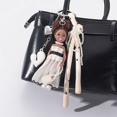 かわいい黒い革のバービー人形バッグ、巻き毛の人形、スタイリッシュなロングスカートバッグチェーン、ファッショナブルな編みロープペンダント、多用途