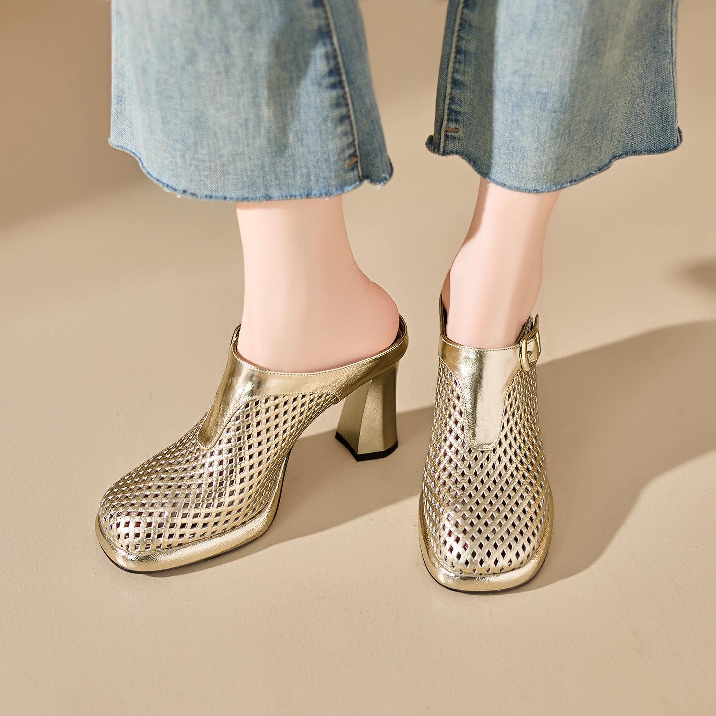 Sandal cao gót nữ mũi tròn đục lỗ, đế dày 8,5 cm, phong cách Âu Mỹ — màu vàng