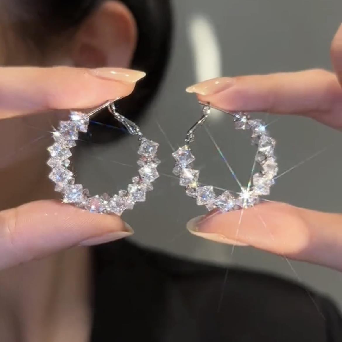 Pendientes rojos de la red de la red de la nueva moda simple, temperamento, orejas súper parpadeantes de todo fósforo, pendientes de círculo de cristal de personalidad japonesa y coreana