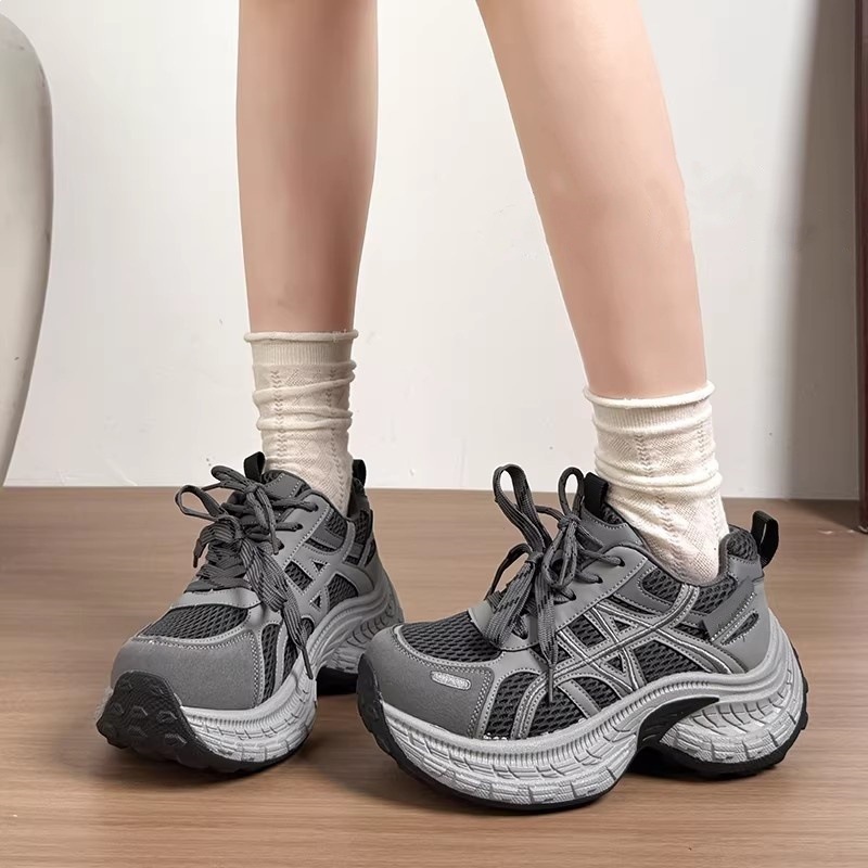 2026 aumento de altura zapatos deportivos casuales de primavera gruesa nueva zapatos blancos zapatos blancos para mujeres ligeros versátiles